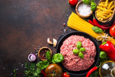 Kıyma, makarna ve sebzeler. 