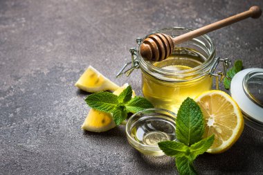 Cam Limon ve kopya alanı karanlık taş zemin üzerine nane canım.