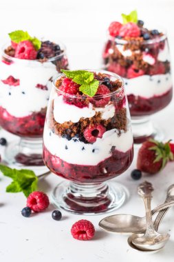 Katmanlı tatlı ekşi krema, çikolata bisküvi, reçel ve cam taze çilek ile.