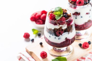 Katmanlı tatlı ekşi krema, çikolata bisküvi, reçel ve cam taze çilek ile.