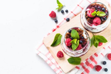 Katmanlı tatlı ekşi krema, çikolata bisküvi, reçel ve cam taze çilek ile.