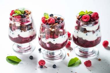 Katmanlı tatlı ekşi krema, çikolata bisküvi, reçel ve cam taze çilek ile.