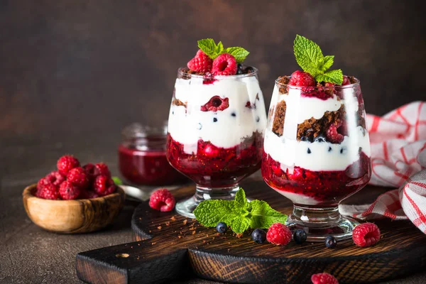 Layered Dessert Sour Cream Chocolate Bisquit Jam Fresh Berries Glass — Stock Photo, Image