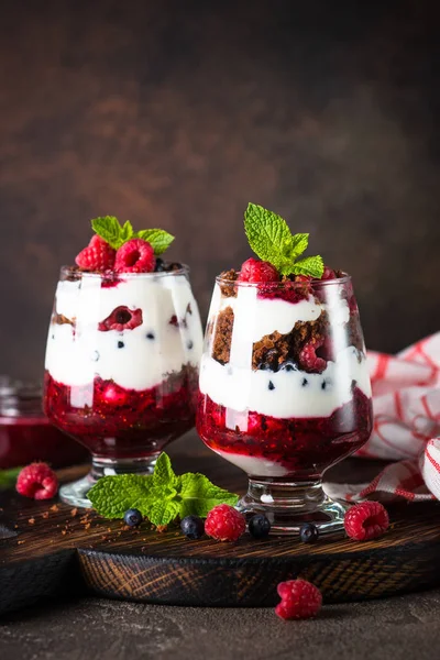 Layered Dessert Sour Cream Chocolate Bisquit Jam Fresh Berries Glass — Stock Photo, Image