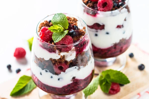 Katmanlı tatlı ekşi krema, çikolata bisküvi, reçel ve cam taze çilek ile.