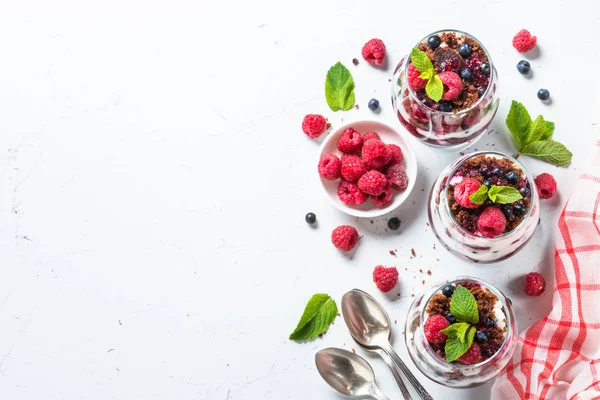 Postre Capas Con Crema Agria Bisquit Chocolate Mermelada Bayas Frescas —  Fotos de Stock