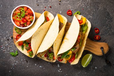 Sebze ve salsa Meksika domuz tacos. Geleneksel Latin Amerika Gıda. Üstten görünüm.