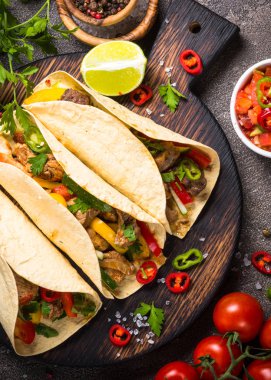 Sebze ve salsa Meksika domuz tacos. Geleneksel Latin Amerika Gıda. Üstten görünüm.