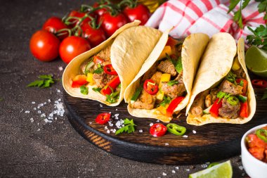 Sebze ve salsa Meksika domuz tacos. Geleneksel Latin Amerika Gıda.