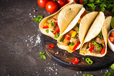 Sebze ve salsa Meksika domuz tacos. Geleneksel Latin Amerika Gıda.