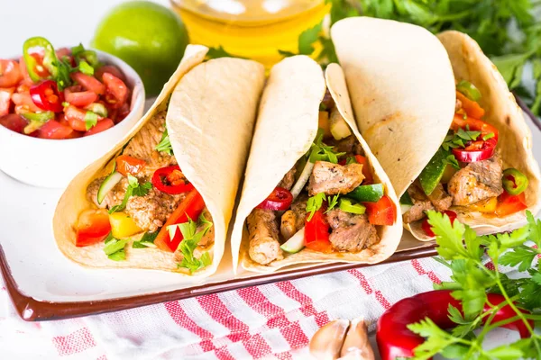 Tacos Mexican Wieprzowina Warzywami Salsy Kuchni Latynoamerykańskiej Bliska — Zdjęcie stockowe
