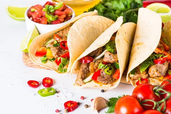 Tacos Mexican Wieprzowina Warzywami Salsa Biały Kamienny Stół Tradycyjne Dania — Zdjęcie stockowe