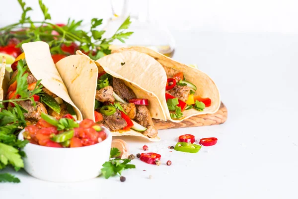 Tacos Mexican Wieprzowina Warzywami Salsa Biały Kamienny Stół Tradycyjne Dania — Zdjęcie stockowe