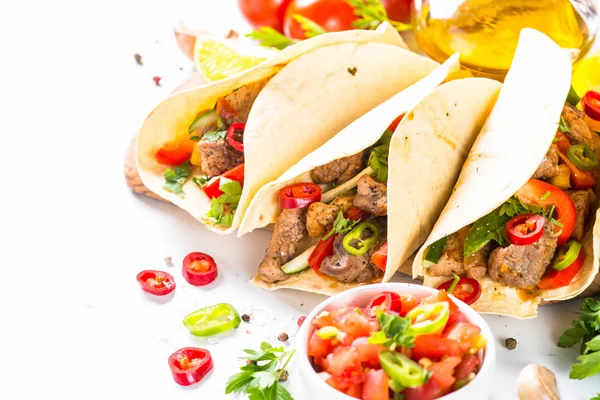 Tacos Mexican Wieprzowina Warzywami Salsa Biały Kamienny Stół Tradycyjne Dania — Zdjęcie stockowe