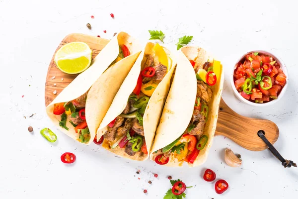 Tacos Mexican Wieprzowina Warzywami Salsa Biały Kamienny Stół Kuchni Latynoamerykańskiej — Zdjęcie stockowe
