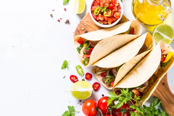 Tacos Mexican Wieprzowina Warzywami Salsa Biały Kamienny Stół Kuchni Latynoamerykańskiej — Zdjęcie stockowe
