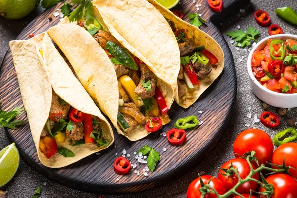 Tacos Mexicanos Cerdo Con Verduras Salsa Comida Tradicional Latinoamericana — Foto de Stock