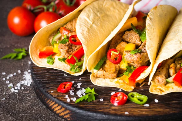 Tacos Mexican Wieprzowina Warzywami Salsy Tradycyjne Dania Kuchni Latynoamerykańskiej — Zdjęcie stockowe