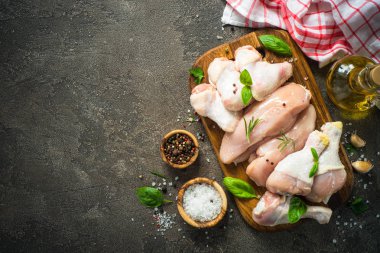 Çiğ tavuk eti ürün yelpazesine - fileto, kanat ve drumstics.