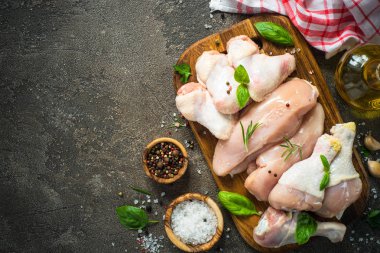 Çiğ tavuk eti ürün yelpazesine - fileto, kanat ve drumstics.