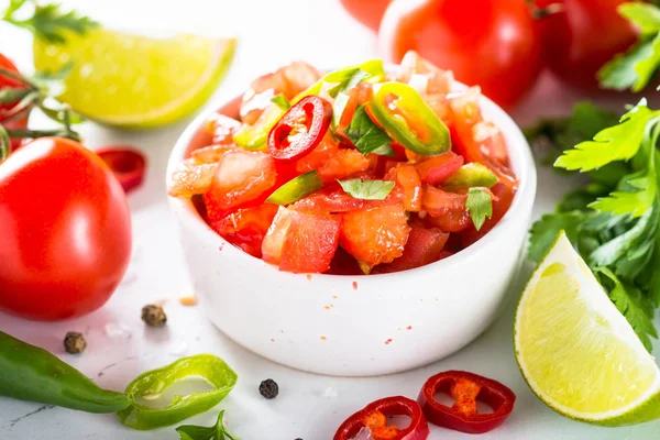 Geleneksel Latin Amerika Meksika salsa sosu beyaz.