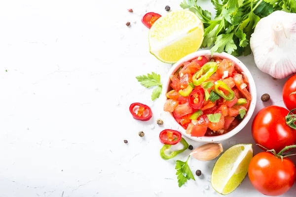 Salsa mártással és a fehér-összetevők. — Stock Fotó