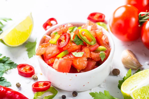 Salsa sosu ve malzemelerin üzerine beyaz.