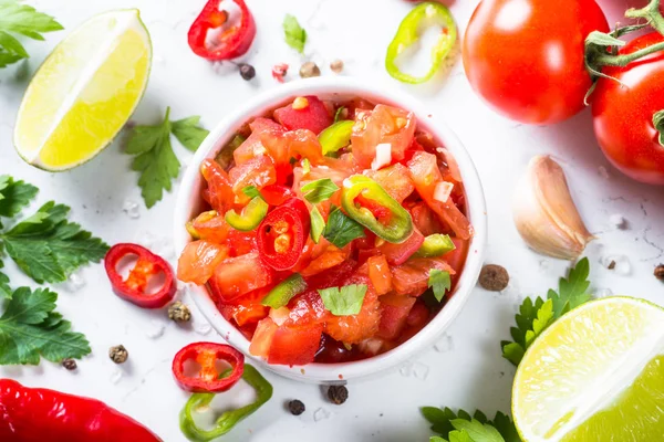 Salsa sosu ve malzemelerin üzerine beyaz.