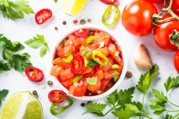 Hagyományos Latin-amerikai mexikói salsa mártással és összetevők o — Stock Fotó