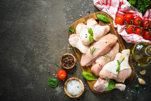 Çiğ tavuk eti ürün yelpazesine - fileto, kanat ve drumstics.