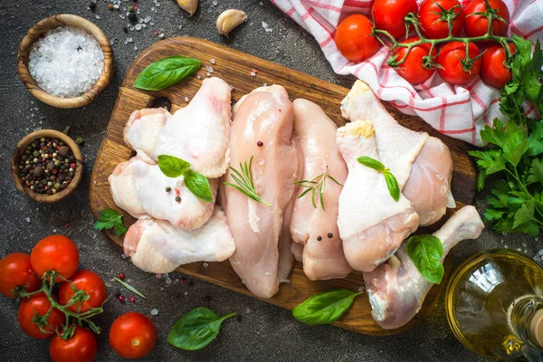 Çiğ tavuk eti ürün yelpazesine - fileto, kanat ve drumstics.