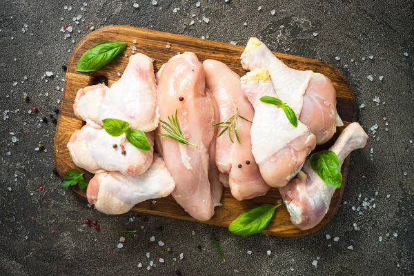 Çiğ tavuk eti ürün yelpazesine - fileto, kanat ve drumstics.