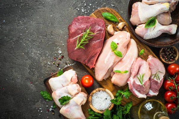 Färskt kött sortiment - nötkött, fläsk, kyckling. — Stockfoto