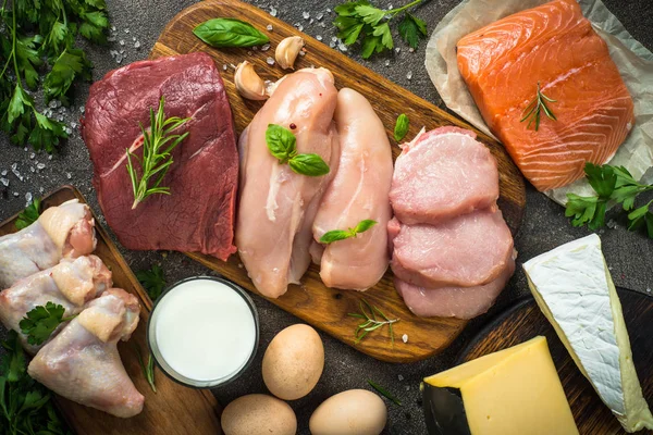 Hayvansal protein kaynakları-et, balık, peynir ve süt.