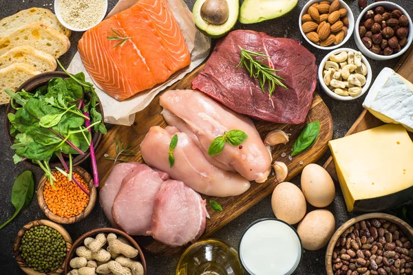 Fontes proteicas - carne, peixe, queijo, nozes, feijão e verduras . — Fotografia de Stock