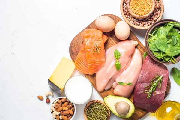 Protein kaynağı - et, balık, peynir, fındık, fasulye ve Yeşiller.