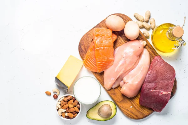 Ketogen låg carbs diet på vit. — Stockfoto