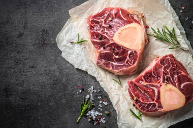 Ham sığır eti biftek osso bucco siyah. Mermer et.