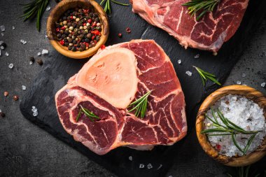 Ham sığır eti biftek osso bucco siyah. Mermer et.