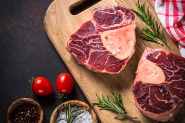 Kesme tahtası üzerinde ham sığır eti biftek osso bucco.