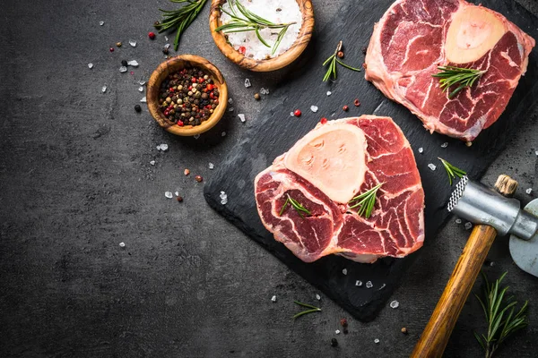 Rauw rundvlees biefstuk osso bucco op zwart. Marmeren vlees. — Stockfoto