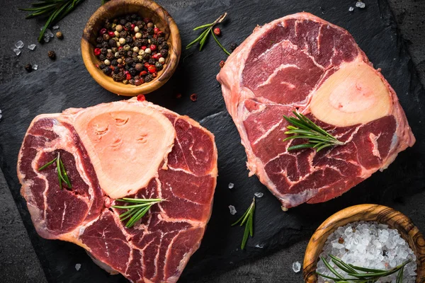 Rauw rundvlees biefstuk osso bucco op zwart. Marmeren vlees. — Stockfoto