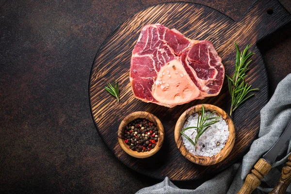 Carne cruda de res osso bucco en tabla de cortar . — Foto de Stock