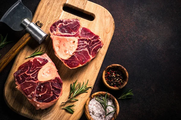 Bife cru osso bucco na tábua de corte . — Fotografia de Stock