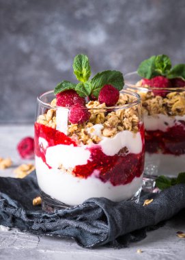 Katmanlı tatlı yoğurt, granola, reçel ve ahududu.