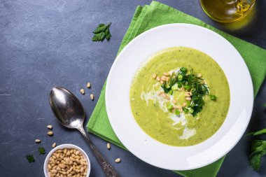 Kabak, otlar ve krem krem çorbası.