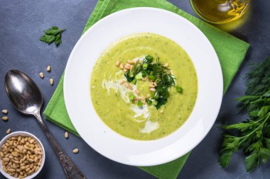 Kabak, otlar ve krem krem çorbası.