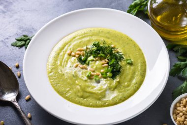 Kabak, otlar ve krem krem çorbası.