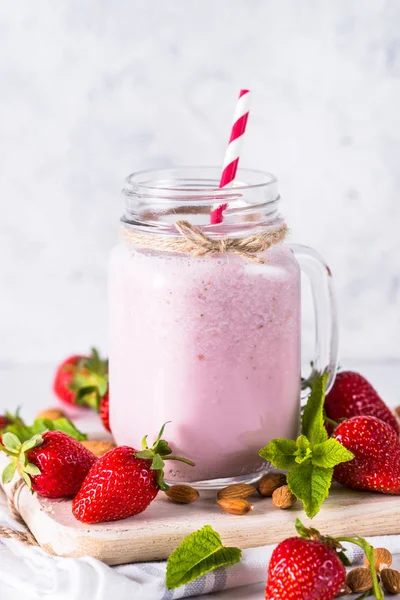 Strawberry milkshake or smoothie. — Stock Photo, Image