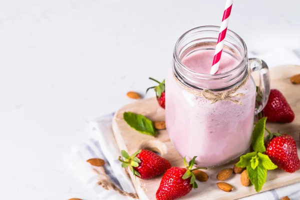 Erdbeer-Milchshake oder Smoothie. — Stockfoto